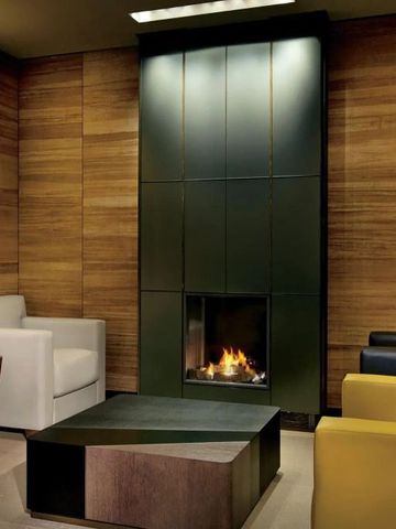 Gemütlicher Lounge-Bereich mit Kamin und modernen Sesseln