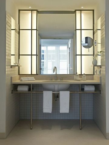 Modernes Badezimmer mit Doppelwaschtisch und stilvollen Details