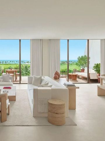 Geräumiges Wohnzimmer der Suite mit Blick auf Garten und Meer