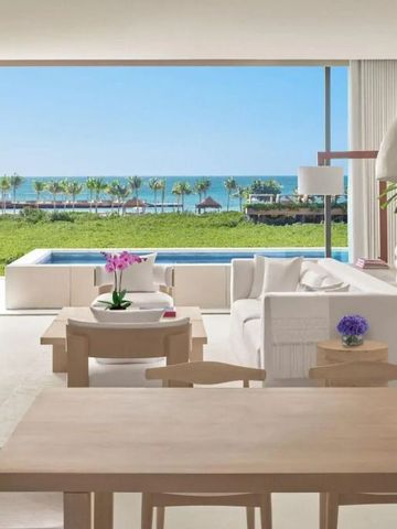 Offenes Wohnzimmer mit Blick auf Infinity Pool und Meer