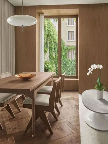 Modernes Zimmerinterieur mit Holzmöbeln und Fenster mit Gartenblick