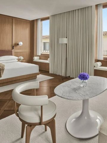 Luxuriöses Schlafzimmer mit modernem Dekor und großen Fenstern