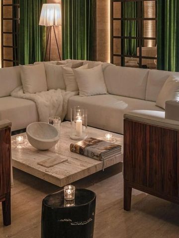 Geschmackvoll eingerichtete Lounge mit weißen Sofas und gemütlicher Atmosphäre