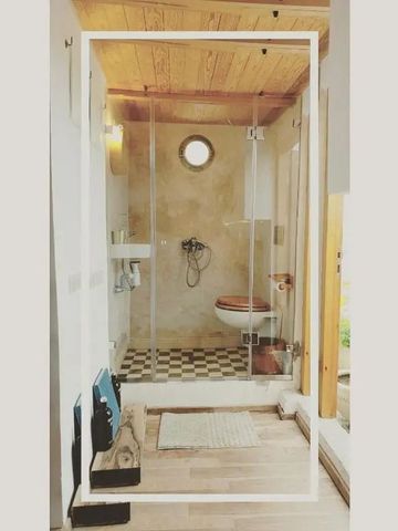 Modernes Badezimmer mit Dusche und WC in hellen Farben