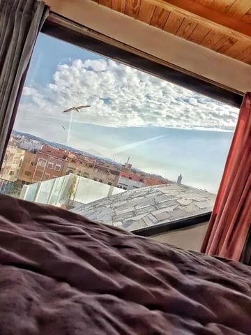 Blick aus einem Hotelzimmer auf die Stadt mit klarem Himmel