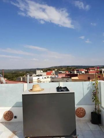 Dachterrasse mit Aussicht über die Stadt und Gartenmöbeln