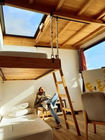 Modern eingerichtetes Zimmer mit Hochbett und Dachfenster