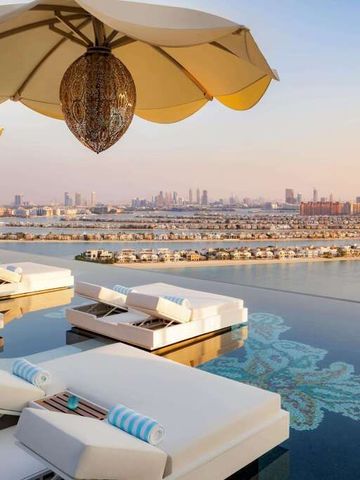 Infinity-Pool mit Blick auf die Skyline von Dubai und Palmeninsel