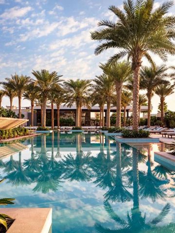 Palmen umgebener, eleganter Poolbereich im Atlantis The Royal