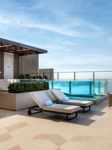 Elegante Terrasse mit Pool und Meerblick