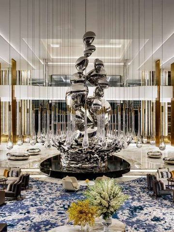 Prächtige Hotel-Lobby mit modernem Kunstwerk und luxuriöser Einrichtung