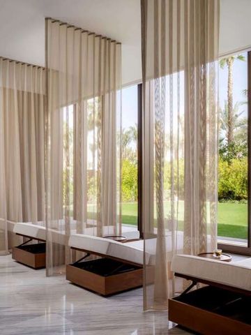 Ruheraum im Spa mit großen Fenstern und Gartenblick