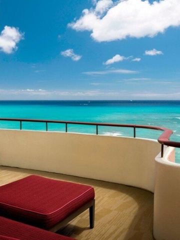 Balkon mit Blick auf das blaue Meer und Liegestühlen