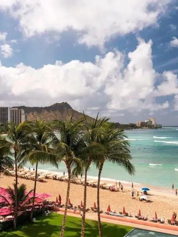 Atemberaubende Aussicht auf Strand mit Palmen und Bergen im Hintergrund