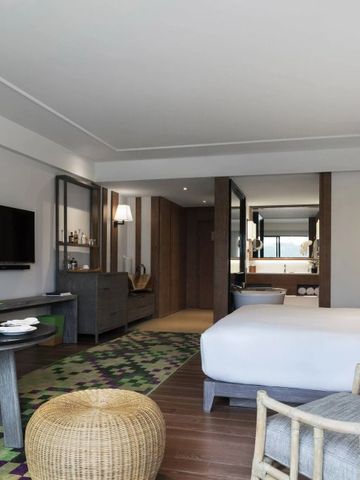 Helles Zimmer mit Holzdetails und elegantem Dekor.