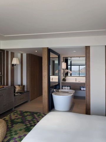 Luxuriöse Hotelsuite mit freistehender Badewanne und Meerblick