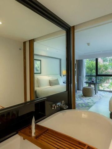 Hotelzimmer mit Blick auf den tropischen Garten