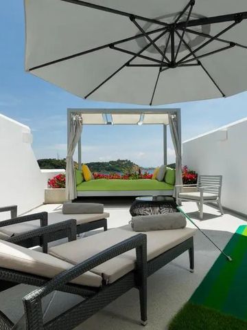 Private Terrasse mit Liegestühlen und Ausblick auf die Umgebung