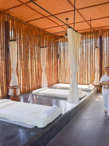 Ruhiger Spa-Bereich mit Bambuswand und Massageliegen