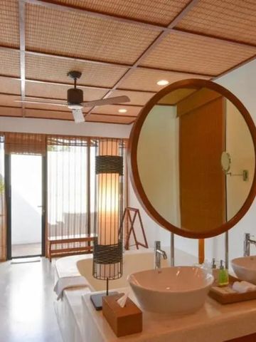 Modernes Badezimmer mit Doppelwaschbecken und stilvollem Spiegel