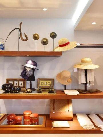 Luxuriöser Boutique-Shop mit stilvollen Accessoires im Hotel