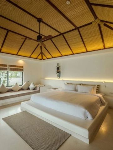 Elegantes Schlafzimmer mit traditioneller Dekoration und Beleuchtung