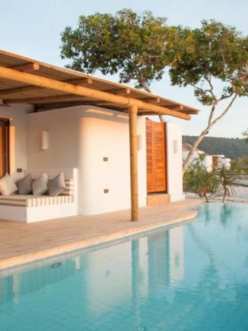 Privater Infinity-Pool mit Meerblick und modernen Villa-Strukturen
