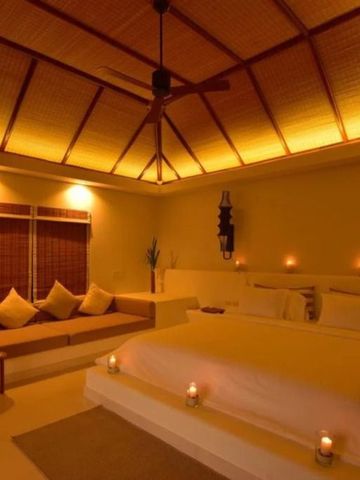 Luxuriöses Schlafzimmer mit gemütlicher Beleuchtung und elegantem Dekor