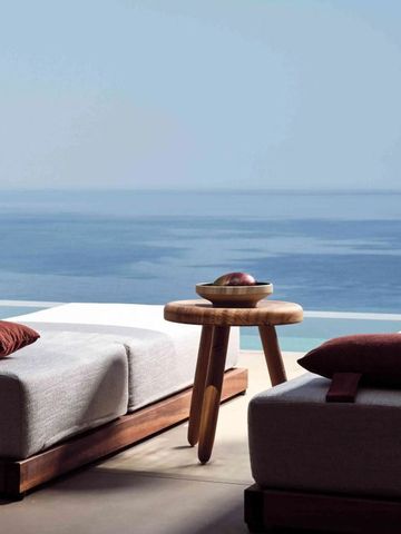 Sonnenliegen mit Meerblick und modernem Design