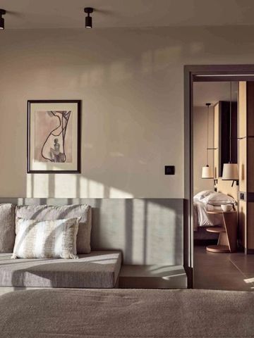 Stilvoll eingerichtetes Hotelzimmer mit Tageslicht