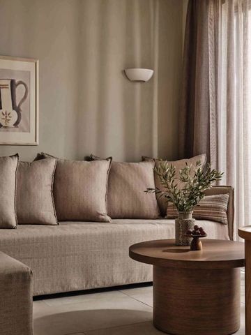 Gemütliche Sitzecke im Hotelzimmer mit sanfter Beleuchtung