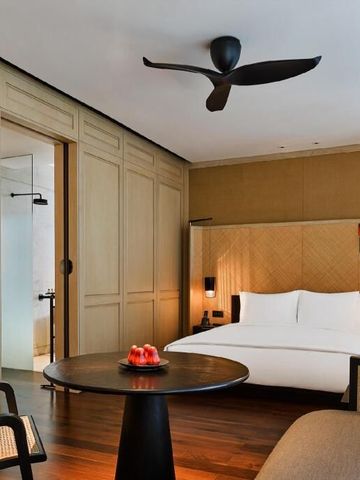 Luxuriöses Zimmer mit modernem Deckenventilator und raffinierter Beleuchtung