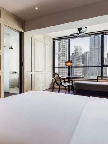 Geräumiges Hotelzimmer mit Panoramafenstern und Blick auf die Stadt