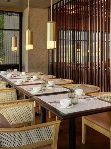 Elegantes Restaurant mit modernen Holzelementen und gemütlichen Sitzgelegenheiten