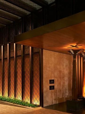 Eindrucksvolle Lobby mit kunstvollen Lichtelementen und architektonischem Design