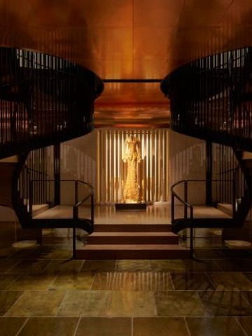 Majestätische Lobby mit geschwungener Treppe und Skulptur