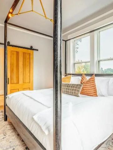 Geräumiges Hotelzimmer mit Himmelbett und stilvoller Dekoration