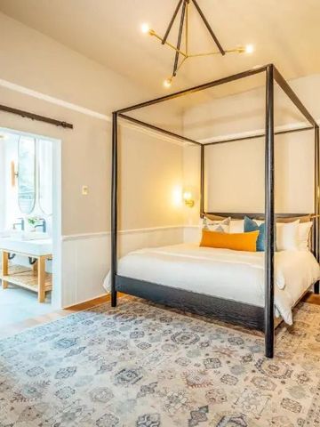 Großes, stilvolles Schlafzimmer mit modernem Design und Himmelbett