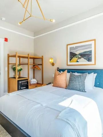 Helles Hotelzimmer mit großem Bett und modernem Dekor