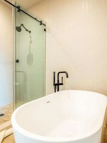 Freistehende Badewanne im modernen Badezimmer