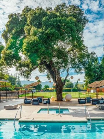 Erfrischender Pool in einem Garten mit großen Bäumen und Sitzgelegenheiten