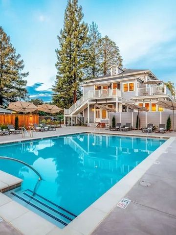 Moderner Pool vor einer eleganten Villa mit Sonnenliegen und Bäumen