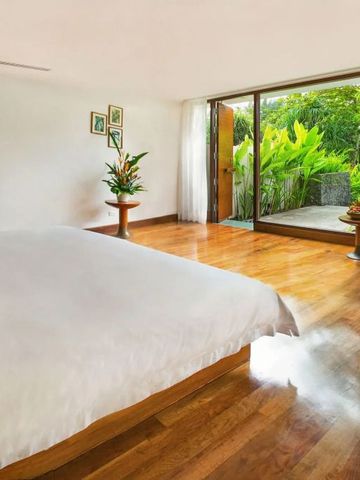 Geräumiges, helles Zimmer mit Gartenblick und großen Fensterfronten