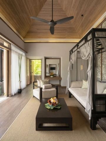 Elegante Suite mit asiatischen Designelementen und Zugang nach draußen