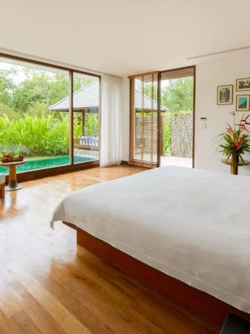 Lichtdurchflutetes Zimmer mit Poolblick und Zugang zur Terrasse