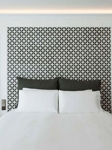 Modernes Schlafzimmer mit stilvollem Kopfteil im Hotel Serras Barcelona