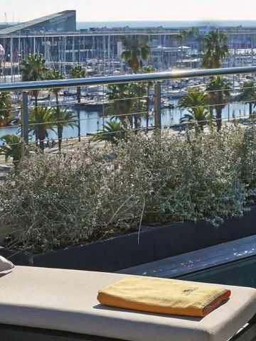 Dachterrasse mit Aussicht auf den Hafen von Barcelona im Hotel Serras