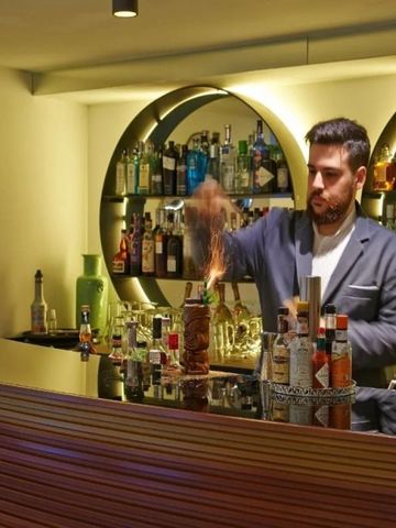 Barkeeper kreiert raffinierte Cocktails in stilvoller Hotelbar