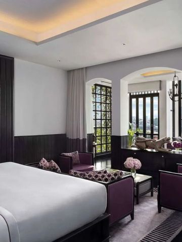 Herrliches Zimmer mit Balkon und eleganten Lila- und Weißtönen