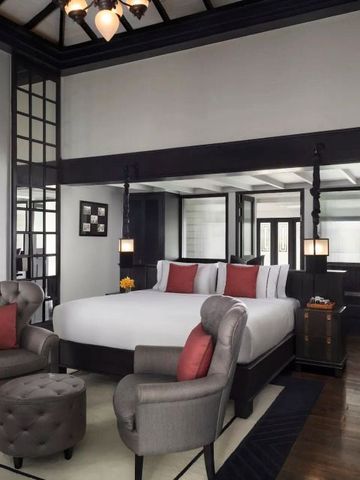 Schönes Zimmer mit klassischem Design und gemütlicher Sitzgruppe